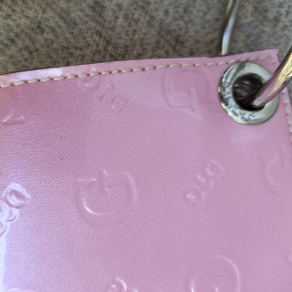 Guess pink patent leather embossed GG logo heart charm wristlet - Picture 6 of 13